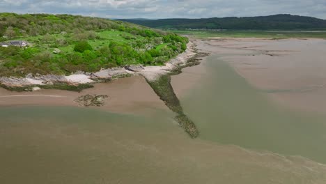 Costa-Rocosa-Y-Escarpada-Con-Follaje-Verde-Y-Marea-Baja