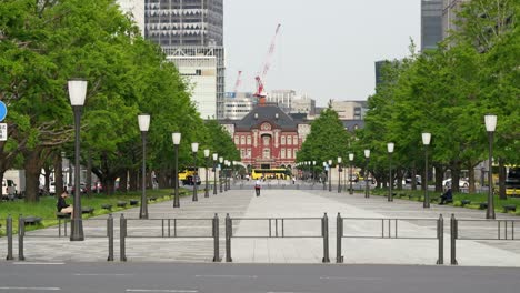 Handheld-Langansicht-In-Richtung-Tokio-Bahnhof-An-Bewölkten-Tag