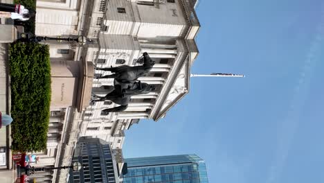 Estatua-Ecuestre-Del-Duque-De-Wellington-Con-El-Edificio-Del-Banco-De-Inglaterra-Al-Fondo-En-Un-Día-Soleado-Con-Cielo-Azul