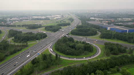 Toma-Aérea-Con-Drones-De-Una-Autopista-En-Amersfoort,-Países-Bajos.