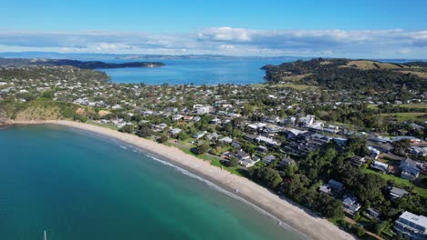 Gran-Playa-De-Oneroa,-Larga-Playa-De-Arena-Y-Casas-Suburbanas-En-La-Isla-Waiheke,-Auckland,-Nueva-Zelanda