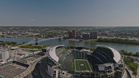 Cincinnati-Ohio-Antena-V14-Paso-Elevado-Bajo-Estadio-Paycor-Que-Captura-El-Complejo-Deportivo-Frente-Al-Mar,-El-Parque-Urbano-Y-Los-Puentes-Que-Cruzan-El-Río-Y-El-Paisaje-Urbano-Del-Centro---Filmado-Con-Inspire-3-8k---Septiembre-De-2023