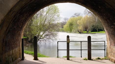 Scenic-view-of-River-Thames-under-stone-arch-of-bridge-in-the-historic-market-town-and-civil-parish-of-Wallingford,-South-Oxfordshire,-England
