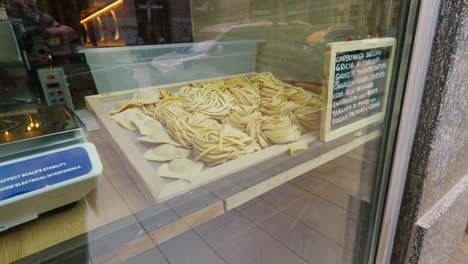 Handcrafted-pasta-displayed-in-shop-window-in-Italy