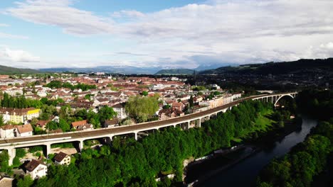 Bern,-Schweiz-Skyline-Mit-Alpen-In-Der-Ferne,-4k-Luftbild