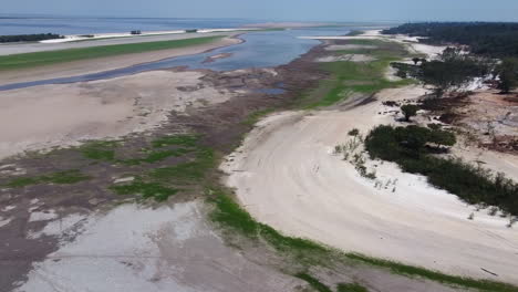 Luftaufnahme-Von-Teilen-Des-Rio-Negro-Und-Seiner-Nebenflüsse,-Die-Von-Einer-Rekorddürre-Betroffen-Sind,-Die-Das-Amazonasgebiet-In-Brasilien-Heimgesucht-Hat
