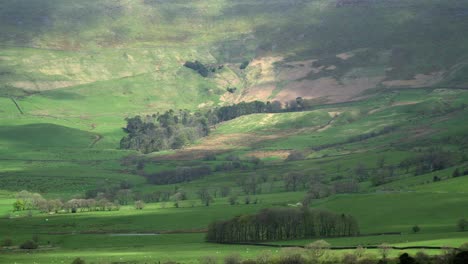 Wolkenschatten-Ziehen-über-Hügel-Und-Kleine-Wälder-In-Der-Englischen-Landschaft-Im-Frühling