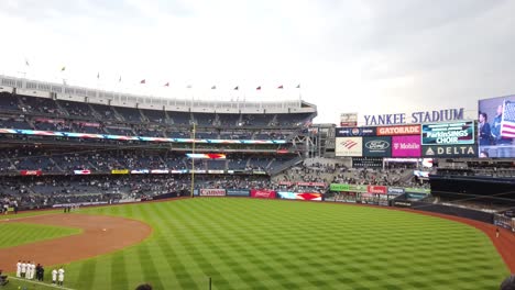 Aufnahme-Des-Yankee-Stadions-Während-Der-Amerikanischen-Nationalhymne-Vor-Beginn-Des-Baseballspiels-Der-Yankees