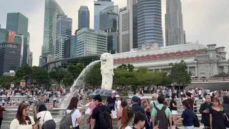 Touristen-Machen-Fotos-Im-Merlion-Park-Mit-Blick-Auf-Die-Marina-Bay-In-Singapur