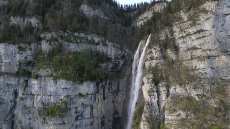 Seerenbachfälle-Amden-Cascada-Drone-Aéreo-En-La-Ladera-De-La-Montaña-En-Suiza