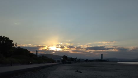 Timelapse-Del-Amanecer-Con-Rayos-De-Luz-Sobre-La-Bahía-De-Swansea-Con-Colinas-Y-Fondo-De-La-Ciudad