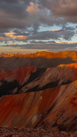 Vertikaler-4K-Zeitraffer,-Wolken-Ziehen-über-Den-Hügeln-Des-Red-Mountain-Pass,-Colorado,-USA