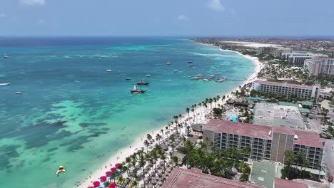 Hochhaushotels-Am-Palm-Beach-In-Oranjestad,-Aruba