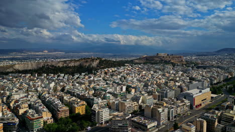 Luftbild-Dolly-In-Der-Griechischen-Stadt-Athen-Mit-Blick-Auf-Die-Akropolis-Und-Bergpanorama