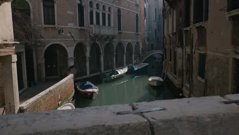 Encantador-Canal-Con-Barcos-Y-Edificios-Históricos-En-Venecia,-Italia