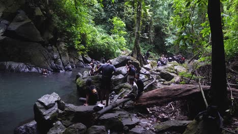 Grupo-De-Personas-Haciendo-Turismo,-Ambiente-Exótico-Y-Sereno-De-Bosque-Húmedo