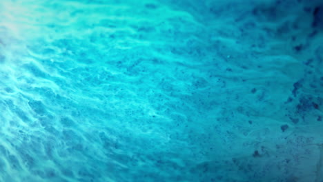 Tinta-Azul-Arremolinándose-Con-Gracia-En-El-Agua-Creando-Fascinantes-Patrones-Y-Texturas-Abstractas