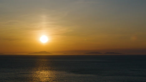 Goldener-Sonnenuntergang-über-Dem-Ruhigen-Meer,-Isle-Of-Skye