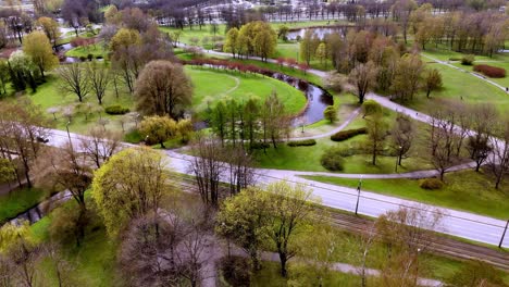 Riga,-Letonia,-Europa---Un-Ambiente-Encantador-Y-Atractivo-Del-Parque-Uzvaras---Drone-Volando-Hacia-Adelante
