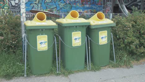 Grüne-Recyclingbehälter-Entlang-Des-Kanals-In-Wien