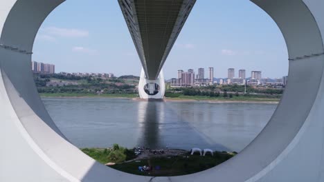 Drohnen-Passieren-Die-Brückenöffnung-Der-Baijusi-Brücke