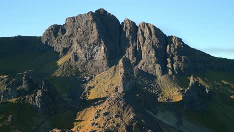 órbita-Lenta-Hacia-El-Antiguo-Tapón-Volcánico-El-Viejo-De-Storr-Con-La-Montaña-Desmoronada