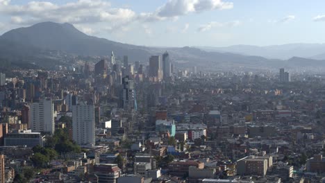 Toma-De-Drones-Del-Centro-De-Bogotá,-Colombia-Desde-Lejos-En-Un-Día-Soleado.