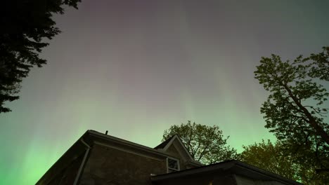 Northern-Lights-Dancing-Over-A-House-In-Canada,-Timelapse