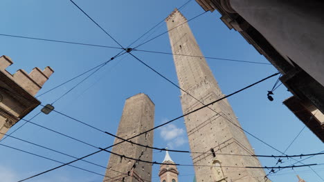 Historische-Türme-Erheben-Sich-Vor-Einem-Klaren-Blauen-Himmel-In-Bologna,-Italien