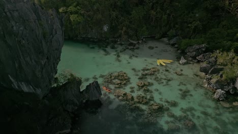 Luftaufnahme-Eines-Kajaks-In-Stillem-Wasser-Vor-Einer-Grünen-Berglandschaft,-Philippinen
