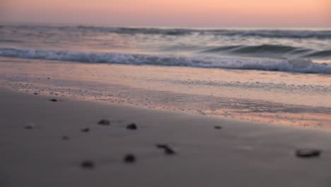 Wellen-Erreichen-Die-Küste-Bei-Sonnenuntergang-In-Zeitlupe