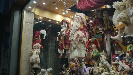 Elegante-Marionetten-Und-Puppen-In-Aufwendigen-Kostümen,-Ausgestellt-In-Einem-Venezianischen-Schaufenster