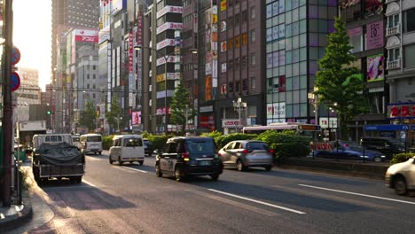 Tráfico-Pesado-De-Vehículos-En-Las-Carreteras-De-Shinjuku-En-Tokio-Durante-La-Puesta-De-Sol.
