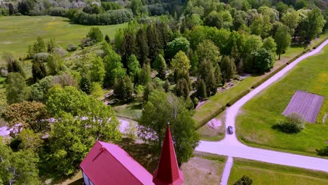 Lettland,-Europa---Evangelisch-lutherische-Kirche-Skujene-An-Einem-Sommertag---Drohne-Fliegt-Vorwärts