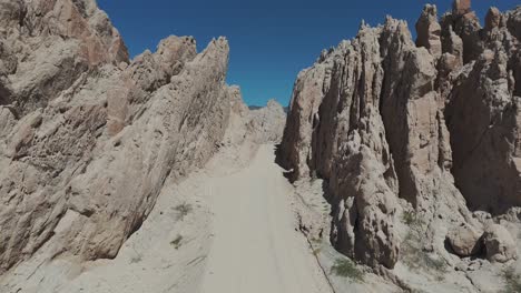 Drohne-Rückt-über-Eine-Steinklippe-In-Der-Quebrada-De-Las-Flechas-Vor,-An-Einem-Schönen-Sonnigen-Tag-In-Der-Provinz-Salta,-Argentinien