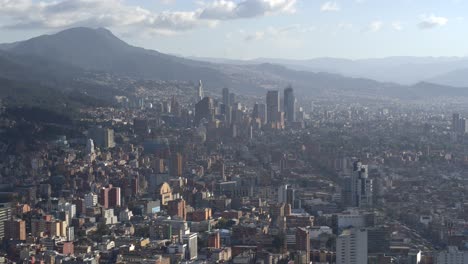 Toma-De-Drones-Del-Centro-De-Bogotá,-Colombia-Desde-Lejos-En-Un-Día-Soleado.