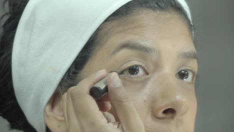 Nahaufnahme-Des-Gesichts-Einer-Jungen-Lateinamerikanerin,-Die-Beim-Selbstschminken-Eyeliner-Aufträgt