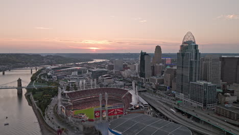 Cincinnati,-Ohio,-Luftaufnahme-Eines-V20-Drohnenüberflugs-über-Den-Fluss,-Der-Ein-Baseballspiel-Im-Great-American-Ball-Park-Und-Die-Am-Wasser-Gelegene-Innenstadtansicht-Bei-Sonnenuntergang-Einfängt-–-Aufgenommen-Mit-Inspire-3-8k-–-September-2023