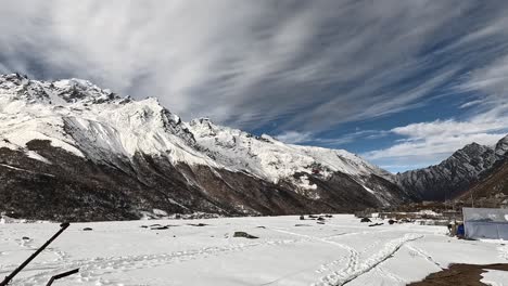 Erleben-Sie-Eine-Spektakuläre-Hubschrauberlandung-Inmitten-Des-Schnees,-Der-Im-Hochalpinen-Kyanjin-Gompa-Tal-Auf-Dem-Lang-Tang-Trek-Im-Himalaya-Nepals-Umherfliegt