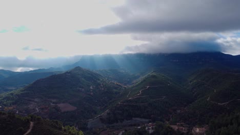Sonnenstrahlen-Brechen-Durch-Die-Wolken-über-Den-Bergen-Montserrat-Und-Marganell-In-Barcelona