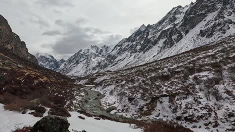 View-over-the-icy-valley-with-LangTang-river