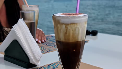 Griechischer-Freddo-Cappuccino-Espresso-Kaltes-Kaffeegetränk-Mit-Zimt-Obendrauf