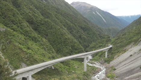 Camión-Conduciendo-Sobre-El-Puente-Del-Viaducto-De-Otira-En-Arthurs-Pass,-Nueva-Zelanda