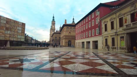 Ausgang-Von-Der-Kirche-Zum-Platz