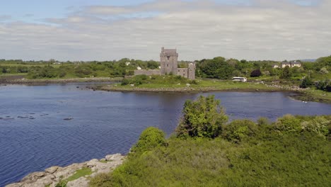 Toma-Aérea-De-Seguimiento-Del-Castillo-De-Dunguaire-En-Un-Día-Soleado.