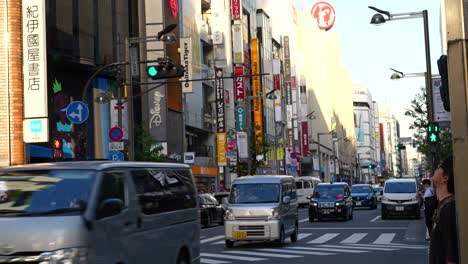 Coches-Circulando-Por-Las-Calles-De-Shinjuku-Al-Atardecer.