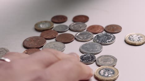 Arme-Person-Zählt-Mit-Der-Hand-Den-Kleinen-Geldbetrag,-Der-Noch-In-Britischen-Münzen-übrig-Ist