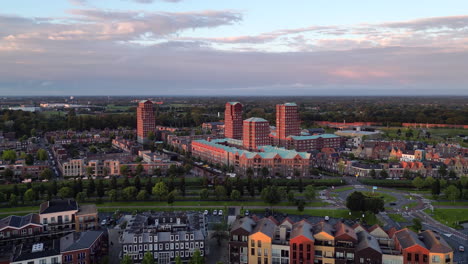 Vista-Aérea-A-La-Hora-Dorada-Con-Edificios-Modernos-En-Amersfoort-Vathorst,-Países-Bajos