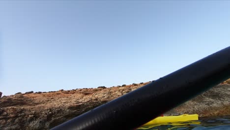Kajakfahren-Durch-Eine-Niedrige,-Felsige,-Natürliche,-Fensterartige-Formation-Im-Mittelmeer-Auf-Der-Insel-Comino,-Malta