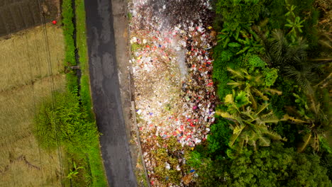 Brennender-Müllhaufen-Neben-üppiger-Landschaftsvegetation-Auf-Bali